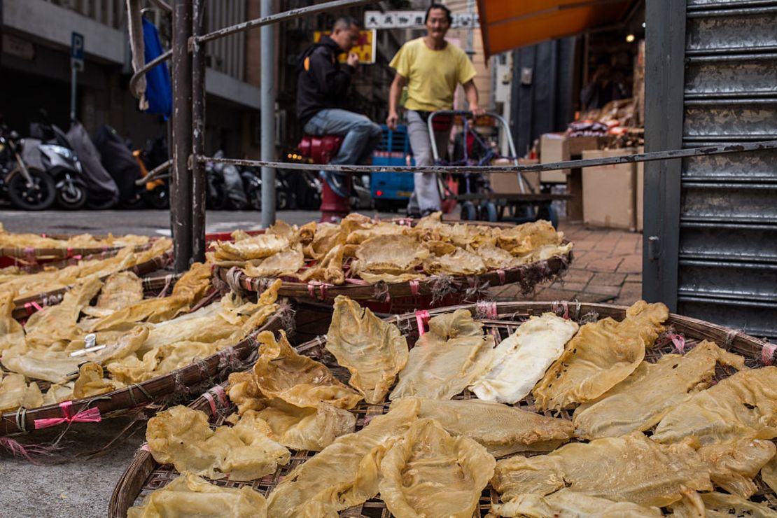 Totoabas secándose afuera de una tienda de productos secos en Hong Kong. La imagen fue tomada el 29 de marzo de 2016.