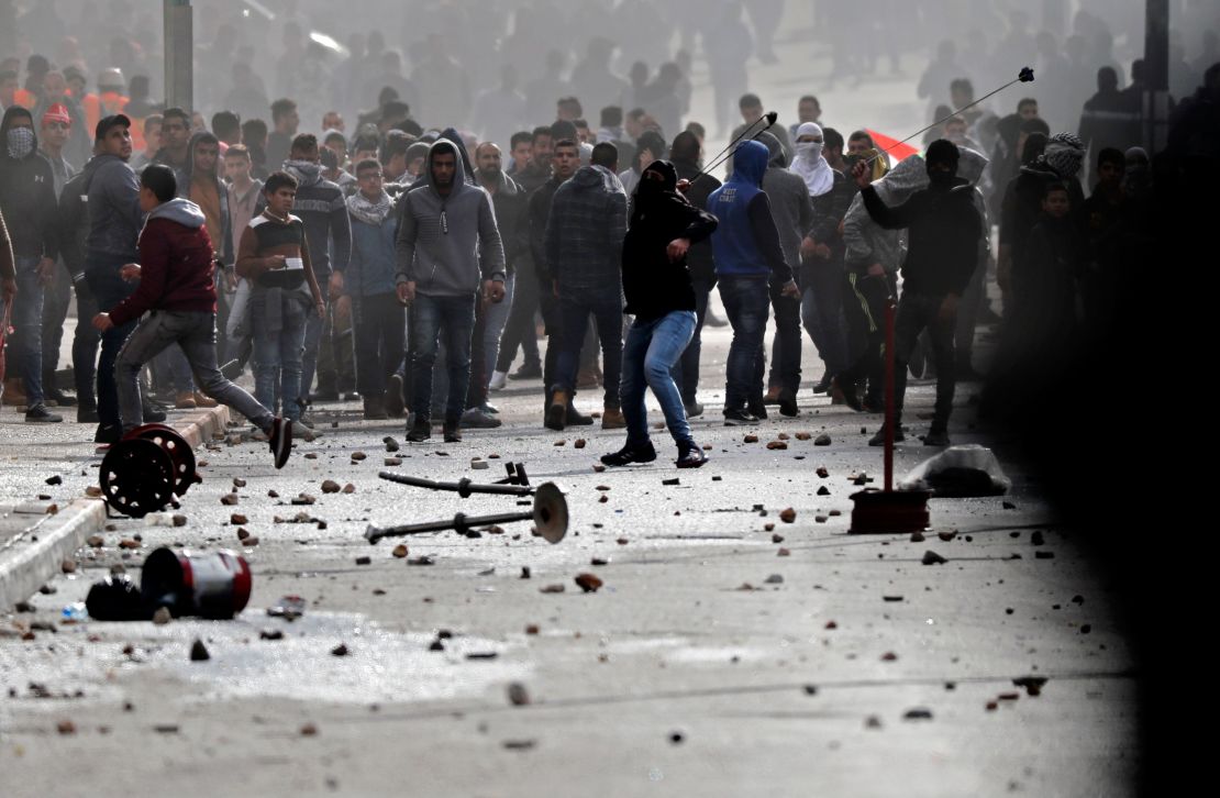 Manifestantes palestinos se enfrentan a las fuerzas israelíes en Belén después de la decisión de Trump de reconocer a Jerusalén como capital de Israel. ( PHOTO / THOMAS COEX