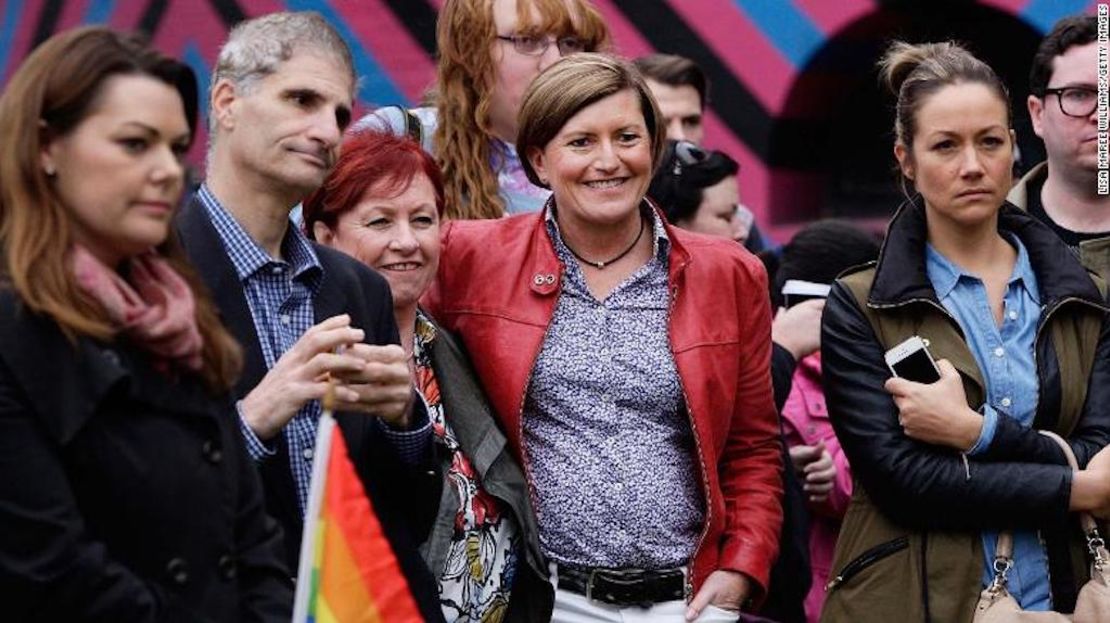 Christiane Foster, en el centro, y su pareja, Virginia Edwards, la tercera desde la izquierda, asisten a una manifestación para apoyar el matrimonio igualitario en mayo de 2015.