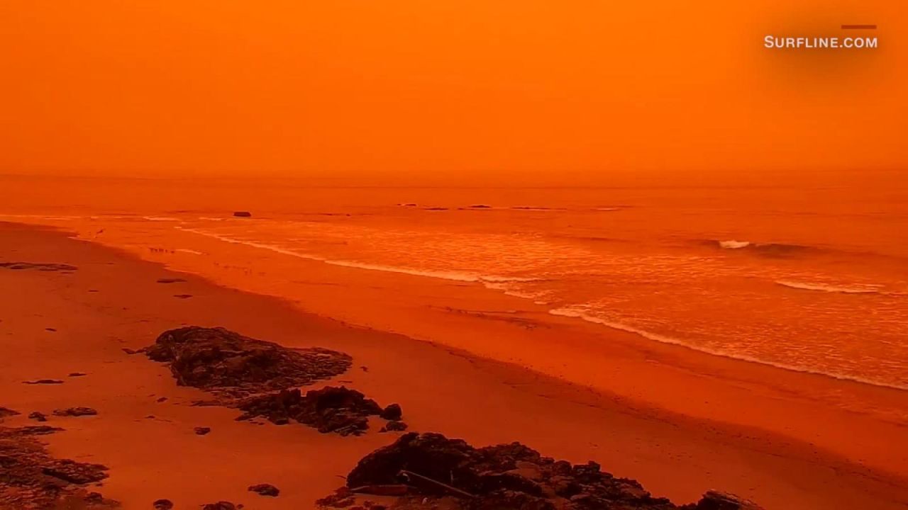 Una intenso color naranja cubrió la costa en la playa de Carpinteria State, entre Santa Barbara y Ventura, sobre el Pacífico. La causa parece haber sido el devastador incendio Thomas.