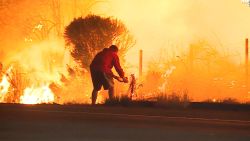 CNNE 475430 - hombre salva a conejo de incendio en california