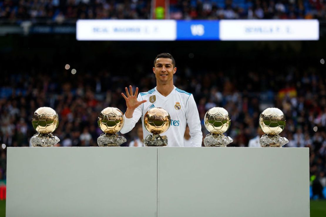 Cristiano Ronaldo celebró su quinto Balón de Oro con dos goles ante el Sevilla.