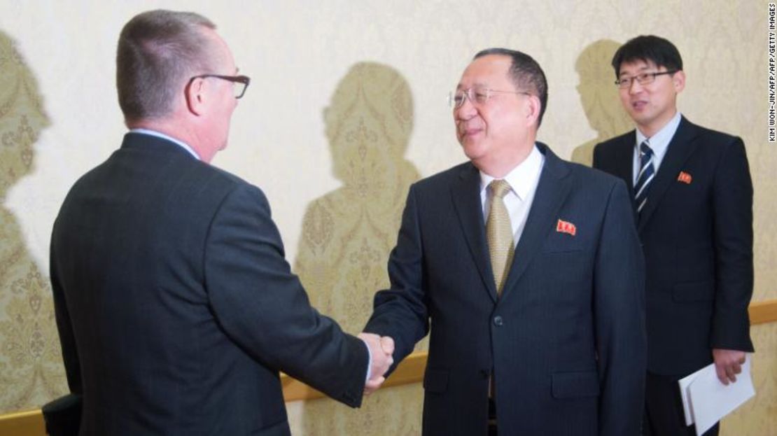 Ri y Feltman durante su reunión en Pyongyang el 7 de diciembre.