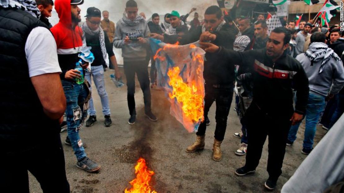 Una bandera de Israel fue quemada durante las protestas en Beirut.