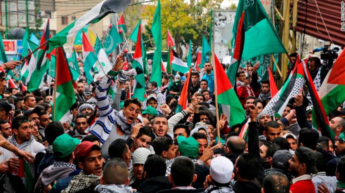 Manifestantes protestan frente a la embajada de Estados Unidos en Beirut.