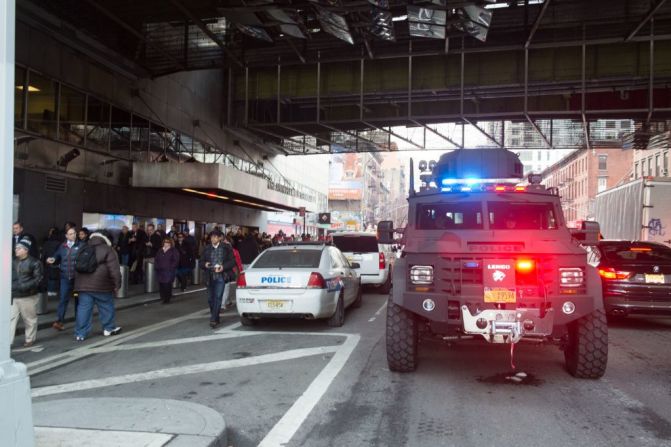 El terminal queda cerca de Times Square. La policía y otras autoridades rodearon el lugar para asegurar la zona y evacuar tres líneas de metro.