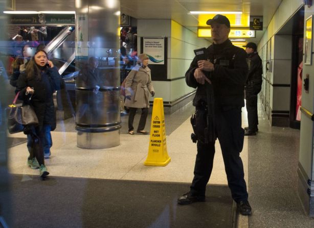 El terminal queda cerca de Times Square. La policía y otras autoridades rodearon el lugar para asegurar la zona y evacuar tres estaciones de metro.