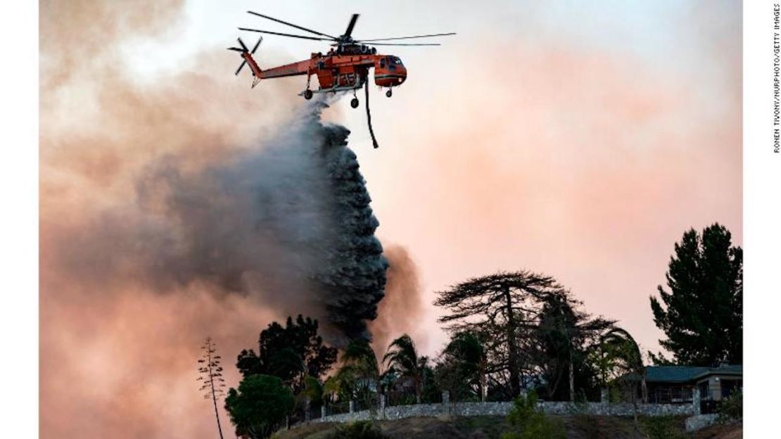 Un helicóptero lanza agua sobre el incendio de Creek el 5 de diciembre de 2017 en Los Ángeles.