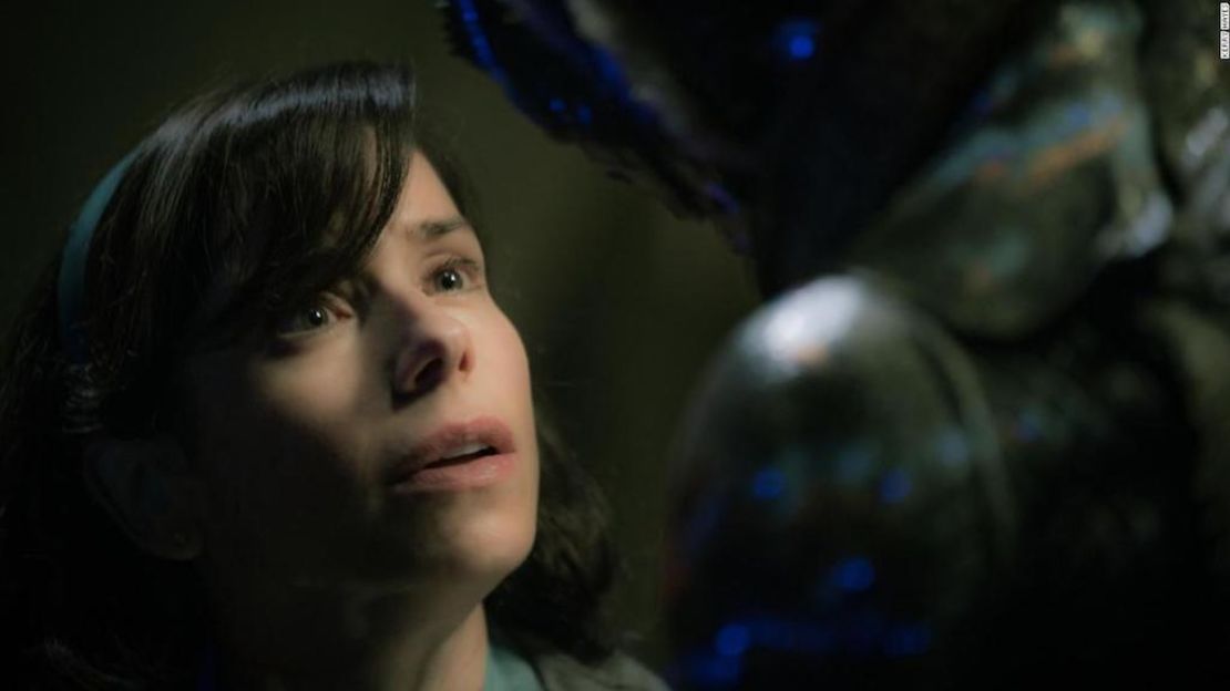 En esta imagen aparece Sally Hawkins en la película The Shape of Water, de Guillermo del Toro, una de las más nominadas a los Globo de Oro 2018.