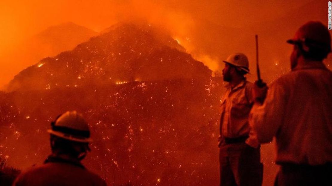 Un grupo de bomberos monitorean el incendio Thomas mientras arde en el Bosque Nacional Los Padres.