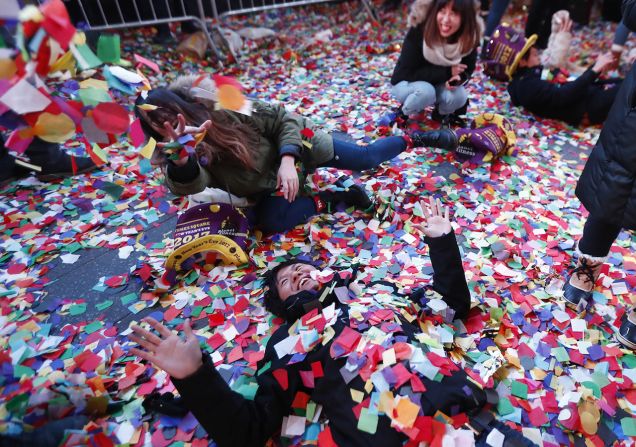 1 de enero — Dos personas en Nueva York arrojan confeti para celebrar el Año Nuevo en Times Square.