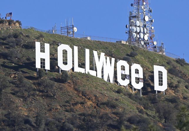 1 de enero — El icónico letrero de Hollywood fue vandalizado para que se leyera “Holyweed” (un juego de palabras entre Holywood y ‘weed’, que en inglés significa marihuana). Estuvo así por cerca de medio día hasta que las autoridades retiraron los toldos que fueron usados para modificar las letras.