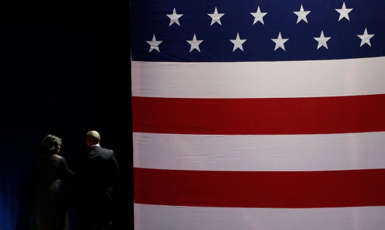 10 de enero — El presidente de Estados Unidos y su esposa, Michelle, salieron del escenario después del discurso de despedida presidencial en Chicago. Durante su discurso, Obama habló de los retrocesos y éxitos de su presidencia.