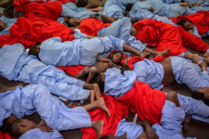 13 de enero — Un niño de Malí, en el centro, duerme junto a otros inmigrantes luego de haber sido rescatados en el Mar Mediterráneo, a unos 30 kilómetros al norte de Tajura, Libia. Según el Alto Comisionado para los Refugiados de las Naciones Unidas, al menos 3.800 inmigrantes murieron al cruzar el Mediterráneo en 2016. Miles más han muerto en 2017.