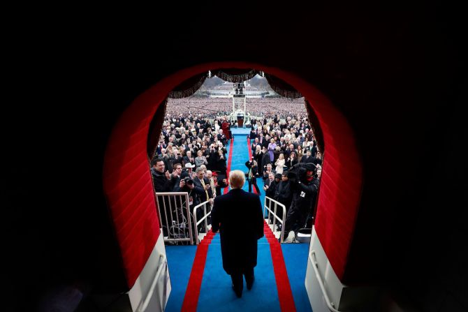 20 de enero — El presiente electo Donald Trump llega a su ceremonia de posesión en Washington. Su discurso inaugural se centró en los temas que animaron su extraña campaña presidencial, que rompió las convenciones políticas y dio voz a los votantes del centro que se sentían muy decepcionados por los políticos tradicionales.