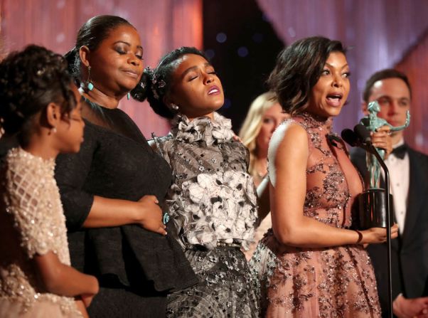 29 de enero — Las estrellas de ‘Figuras escondidas’, Octavia Spencer, Janelle Monae y Taraji P. Henson aceptan un premio en la ceremonia de los SAG Awards en Los Ángeles. ‘Hidden Figures’, basada en una historia real de las mujeres afroamericanas que desempeñaron papeles vitales en las primeras misiones espaciales de la NASA, ganó el premio por la actuación excepcional de un elenco en una película.