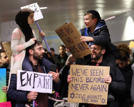 30 de enero — Meryem Yildirim, arriba a la izquierda, y Adin Bendat-Appell, arriba a la derecha, se sientan en los hombros de sus padres durante una protesta en el aeropuerto Internacional O’Hare de Chicago. El presidente Trump había firmado un decreto a principios de esa semana que restringía a los viajeros de siete países de mayoría musulmana y suspendió la admisión de refugiados, ocasionando protestas.