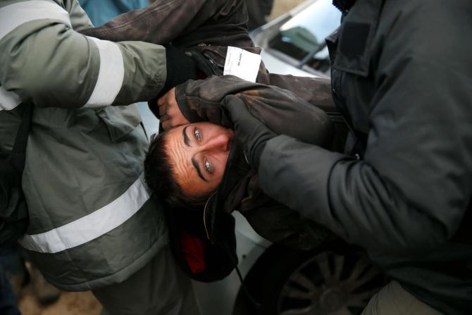 1 de febrero — La policía israelí se lleva a un manifestante del puesto fronterizo de Alona en la Ribera Occidental. En contraste a los asentimientos, que fueron autorizados por el gobierno israelí, los puestos fronterizos son aldeas construidas ilegalmente que no han sido reconocidas o autorizadas por el gobierno israelí.