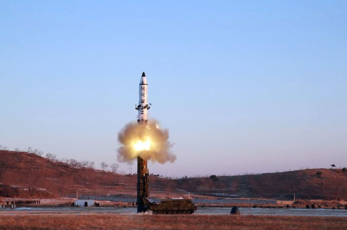 12 de febrero — Esta foto, dada a conocer por la agencia estatal de noticias de Corea del Norte, muestra el lanzamiento de prueba de un nuevo misil balístico.