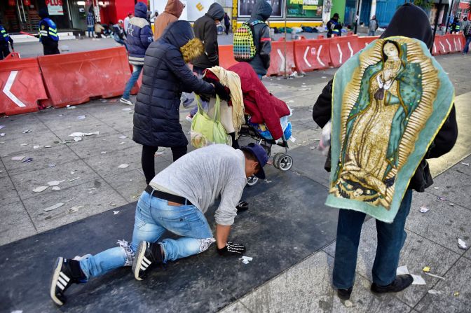 Un penitente hace una promesa durante el Día de la Virgen de Guadalupe, una celebración que reúne a millones de fieles cada 12 de diciembre. Mira en esta galería cómo fue la fecha no solo en México, sino en El Salvador, Guatemala y Nicaragua.