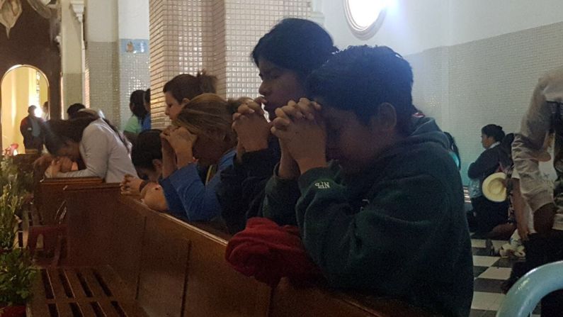 Cientos de católicos llegan a visitar a la virgen y a agradecer por favores recibidos en la Basílica de Guadalupe en El Salvador.