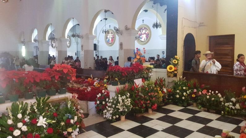 La Basílica se vio llena de ofrendas florales para la Virgen de Guadalupe este 12 de diciembre.