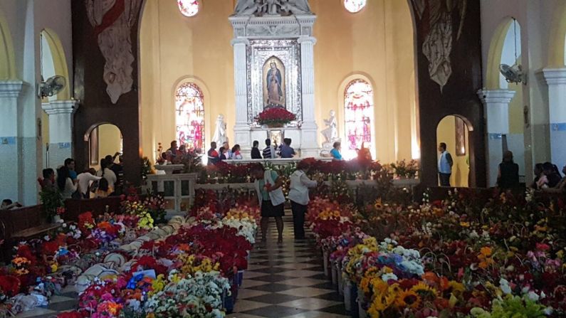 Millones de fieles católicos de América Latina se preparan para festejar el día de la Virgen de Guadalupe. La celebración incluye misas, peregrinaciones y serenatas de los devotos de la "Morenita del Tepeyac". Aquí la Basílica en San Salvador.