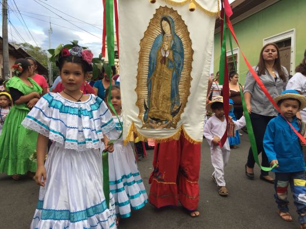 La procesión en honor acompañada a la Virgen de Guadalupe fue acompañada de “los inditos”.