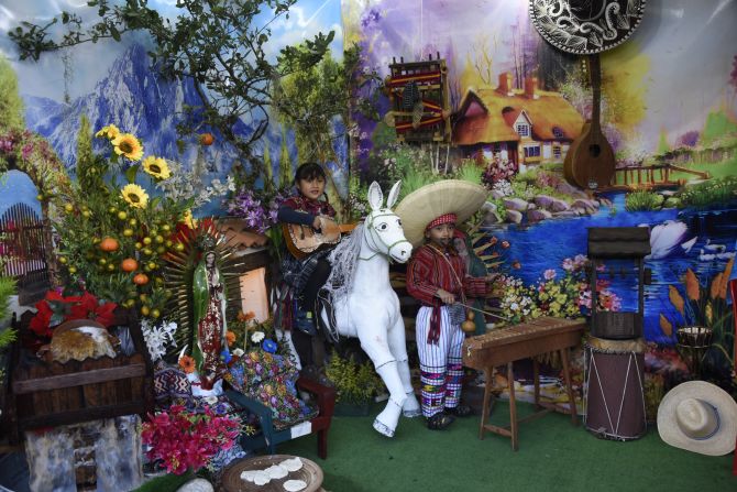 Niños tocan la guitarra y la marimba durante la celebración de la Virgen de Guadalupe en Ciudad de Guatemala.