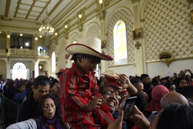 Un niño vestido como el indígena Juan Diego participa en las celebraciones.