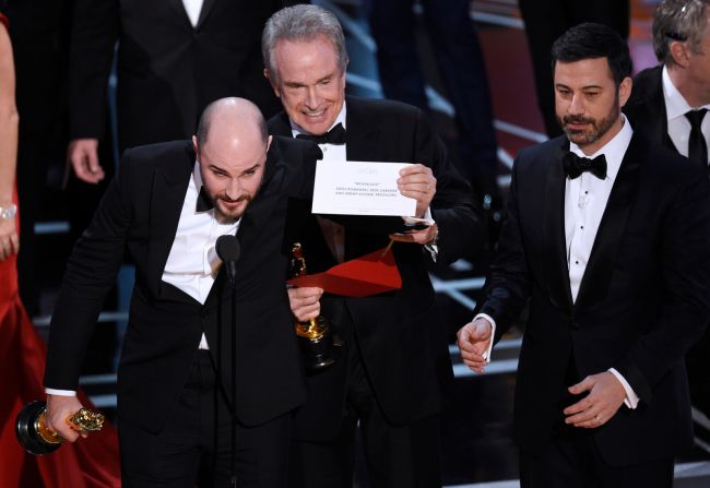 26 de febrero — El productor de "La La Land”, Jordan Horowitz, le muestra al público la tarjeta del ganador al premio Oscar por Mejor Película, manifestando así que hubo un error durante la ceremonia y en realidad el galardón era para “Moonlight”. En un principio, “La La Land” fue anunciada como ganadora, pero el presentador Warren Beatty le explicó al público que le entregaron el sobre equivocado.