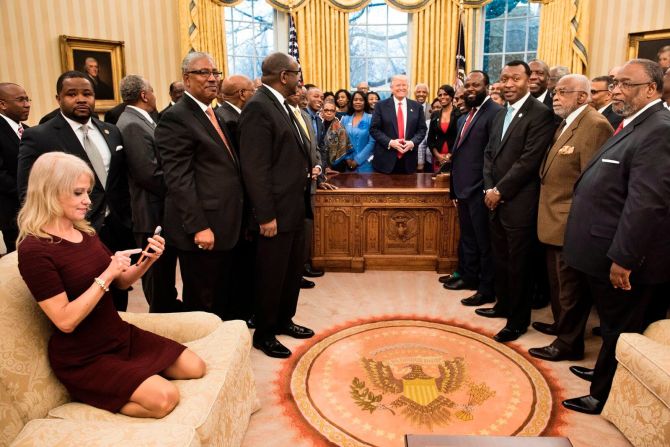 27 de febrero — La asesora de la Casa Blanca Kellyanne Conway revisa su teléfono móvil, después de tomar una foto del presidente Donald Trump junto a líderes de universidades históricamente negras, en la Oficina Oval. La imagen de ella, arrodillada en el sofá, provocó múltiples memes en redes sociales.