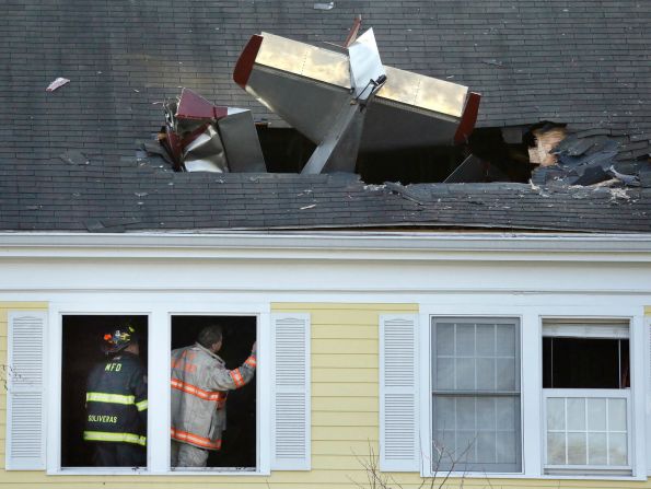 28 de febrero — Los bomberos revisan un edificio de apartamentos en Methuen, Massachusetts, donde un avión monomotor se estrelló. El piloto de la aeronave murió. Nadie en el edificio resultó herido.