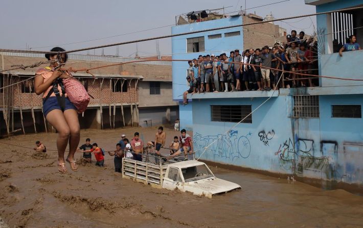 17 de marzo — Una mujer es puesta a salvo con un arnés de tirolesa en Lima, Perú. Durante ese fin de semana, las inundaciones y deslizamientos en el país dejaron al menos 72 personas muertas, según la agencia estatal de noticias Andina. Varias ciudades fueron declaradas en estado de emergencia, después de semanas de intensas lluvias que causaron el crecimiento de los ríos en todo el país.