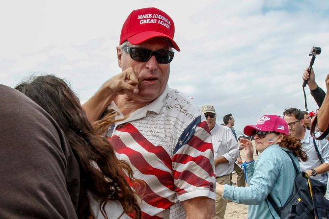 25 de marzo — Un seguidor del presidente de Estados Unidos, Donald Trump, recibe un golpe en la cara durante una manifestación a favor del mandatario en Huntington Beach, California. Los enfrentamientos estallaron después de que supuestamente un manifestante anti Trump rociara con spray pimienta a uno de los organizadores del evento, según informó el diario Los Angeles Times.