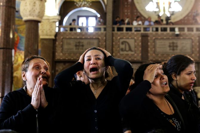 10 de abril — Algunas mujeres lloran en el funeral de quienes murieron un día antes en Alejandría, Egipto. Durante el Domingo de Ramos, los ataques descarados de ISIS acabaron con la vida de docenas de personas en dos iglesias cristianas coptas. El gabinete de Egipto anunció un estado de emergencia de tres meses para ayudar a las autoridades a erradicar la organización terrorista.