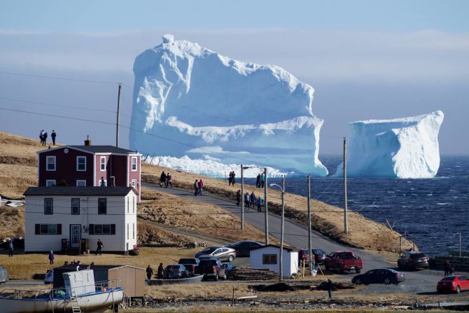 16 de abril — Algunos residentes de Canadá observan el primer iceberg de la temporada, conocido como “Alley”, mientras pasa por la costa, cerca de Ferryland, Terranova y Labrador.