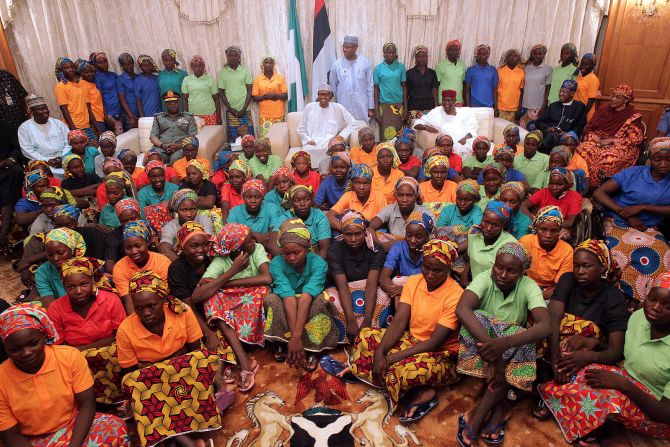 7 de mayo — En esta imagen, publicada por la Casa Estatal de Nigeria, el presidente del país Muhammadu Buhari (quien aparece en el centro, usando anteojos y vestido de blanco) se reúne con las 82 niñas de Chibok liberadas por el grupo terrorista Boko Haram.