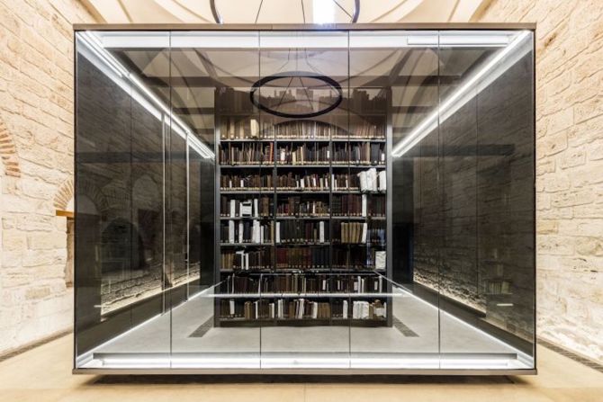 En Estambul, Turquía, Tabanlioglu Architects han convertido el antiguo comedor de beneficencia y el caravasar de la mezquita de Beyazit de principios del siglo XVI en la magnífica Biblioteca Estatal Beyazit. Es una ilustración ejemplar de cómo los arquitectos modernos pueden reutilizar edificios históricos.