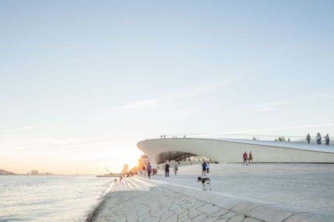 El Museo de Arte, Arquitectura y Tecnología de Lisboa (MAAT), de AL-A, es “más un lugar que un edificio”, dice la fundadora Amanda Levete. “Tiene presencia, pero no es grandilocuente. Es un lugar para reunirse, para congregarse, para encontrar nuevas ideas en arte, arquitectura y tecnología ".