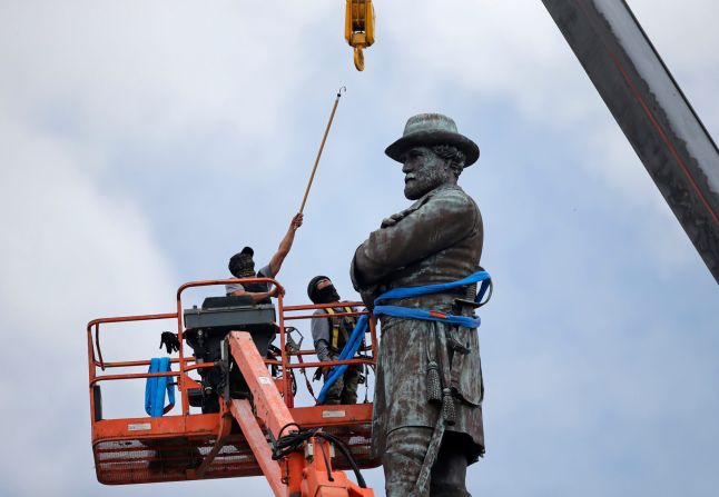 19 de mayo — Trabajadores en Nueva Orleans se preparan para derribar la estatua del exgeneral confederado Robert E. Lee. Fue el cuarto monumento confederado que la ciudad había eliminado desde finales de abril.