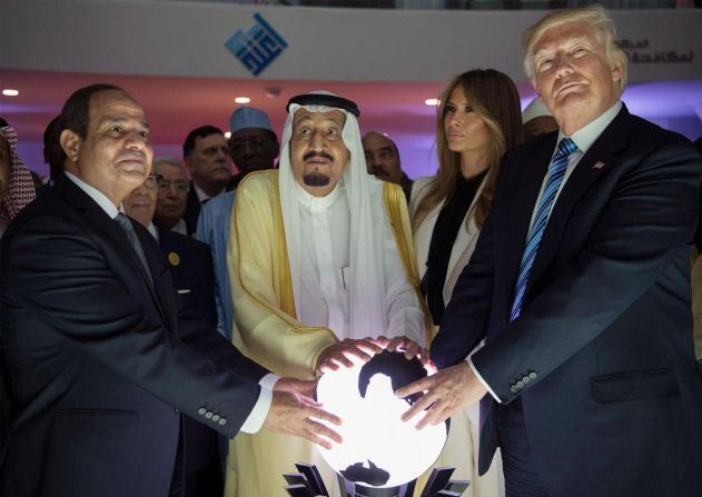 21 de mayo — Desde la derecha, el presidente de EE. UU. Donald Trump, la primera dama Melania Trump, el rey saudí Salman bin Abdulaziz Al Saud y el presidente egipcio Abdel Fattah el-Sisi, durante la ceremonia de inauguración del Centro Global para la Lucha contra la Ideología Extremista. La instalación está en Rijad, Arabia Saudita.