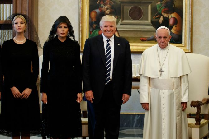 24 de mayo — El papa Francisco se encuentra con el presidente estadounidense Donald Trump y su familia, durante una audiencia privada en el Vaticano. Junto al presidente estaban su esposa Melania y su hija Ivanka.