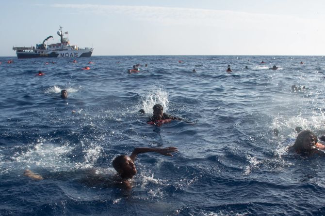 24 de mayo — Migrantes nadan en el mar Mediterráneo después de que su bote de madera volcó cerca de la isla italiana de Lampedusa. Más de 600 personas fueron rescatadas, pero al menos 30 personas murieron.