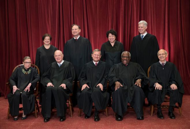 1 de junio — Los jueces de la Corte Suprema de Estados Unidos posan para una fotografía oficial. En la primera fila, desde la izquierda, están Ruth Bader Ginsburg, Anthony Kennedy, el presidente del tribunal John Roberts, Clarence Thomas y Stephen Breyer. En la última fila, desde la izquierda, están Elena Kagan, Samuel Alito, Sonia Sotomayor y el juez más nuevo, Neil Gorsuch.