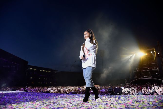 4 de junio — La estrella de pop Ariana Grande se limpia una lágrima mientras canta en un concierto benéfico en Manchester, Inglaterra. El evento buscó recaudar dinero para los afectados por los bombardeos que mataron a 22 personas e hirieron a más de 100 en el concierto de Grande, el 22 de mayo.