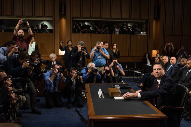 8 de junio — James Comey, exdirector del FBI, es fotografiado antes de testificar ante el Comité de Inteligencia del Senado, un mes después de que el presidente estadounidense Donald Trump lo despidió. Comey declaró sobre la investigación de Rusia del FBI, sus interacciones privadas con Trump y cómo manejó la investigación a los correos electrónicos de Hillary Clinton.