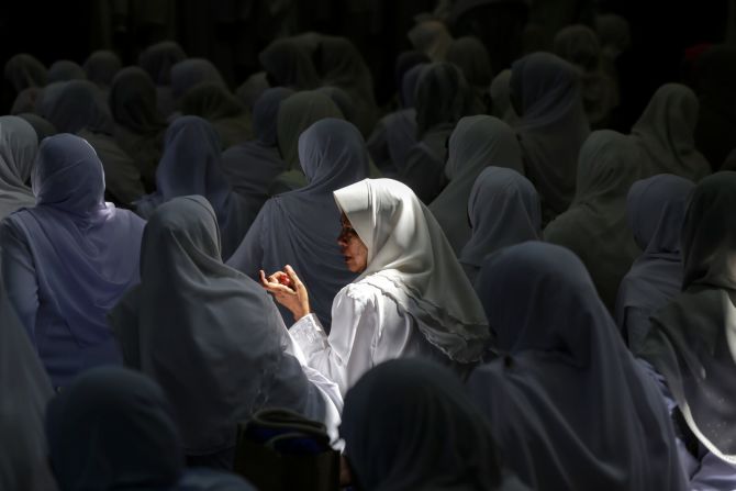 11 de junio — Mujeres conversan en una mezquita de Kuala Lumpur, Malasia, durante un programa de recitación del Corán. Fue durante Ramadán, el mes más sagrado del año musulmán.