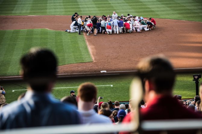 15 de junio — Una oración antes del inicio del juego de béisbol anual del Congreso, que se llevó a cabo en el Nationals Park en Washington. Demócratas y republicanos jugaron el juego de caridad un día después de que un hombre armado abrió fuego en una práctica republicana, hiriendo al representante Steve Scalise y varias personas más.