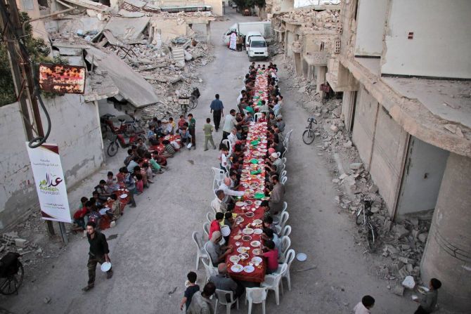 18 de junio — Los residentes de la ciudad de Douma, Siria, devastada por la guerra, rompen su ayuno del Ramadán juntos.